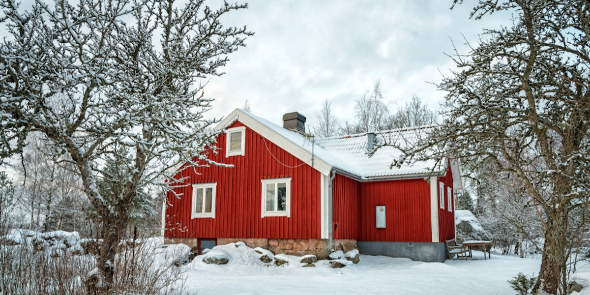 Ett fritidshus i vinterskrud. Folksam vill hjälpa sina kunder att förebygga skador i sina fritidshus när de stänger dem för säsongen.