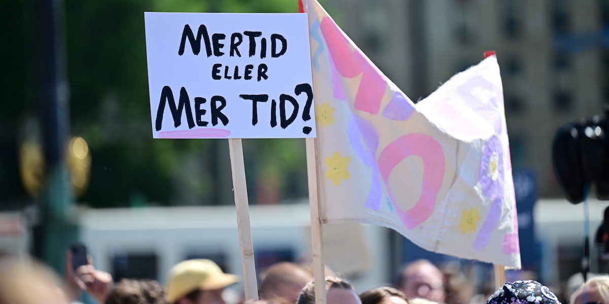 Vårdförbundets demonstration för kortare arbetstid på Gustaf Adolfs torg i Göteborg den 1 juni 2024. Nu ska en svensk studie försöka ta reda på om det går att korta arbetstiden med bibehållen produktivitet