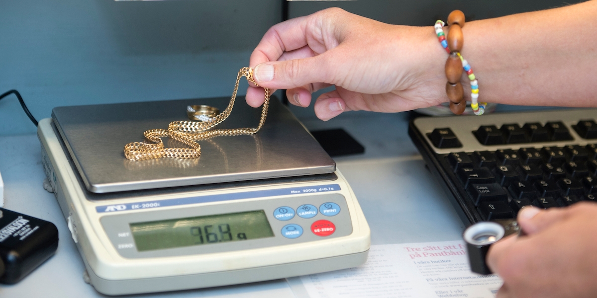 Guldsmycken vägs på en pantbank. Guld hör till det som folk oftast lämnar in till pantbanken när de behöver låna pengar av sig själva, vilket fler behöver göra nu i januari