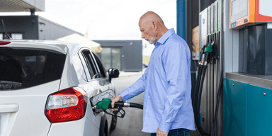 Det kan svida till i plånboken om du kör bil med bensin eller diesel. (Foto: Getty Images för Unsplash)