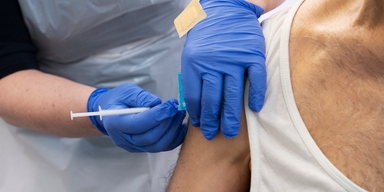 En man får vaccin. I Finland testas just nu ett nytt vaccin mot influensa som ska kunna skydda mot flera säsongsinfluensor och dessutom ge ett långvarigt skydd.