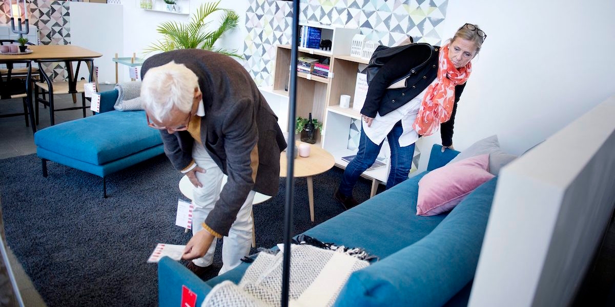 Ett par tittar på en soffa i en butik. Svenska hushåll är nu mindre pessimistiska och det senaste året har de ökat sin konsumtion, särskilt av möbler, husgeråd och nöjen.