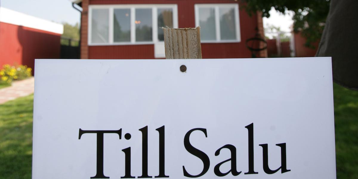 En till salu-skylt framför ett rött hus. Om du funderar på att sälja din bostad är här några saker att tänka på