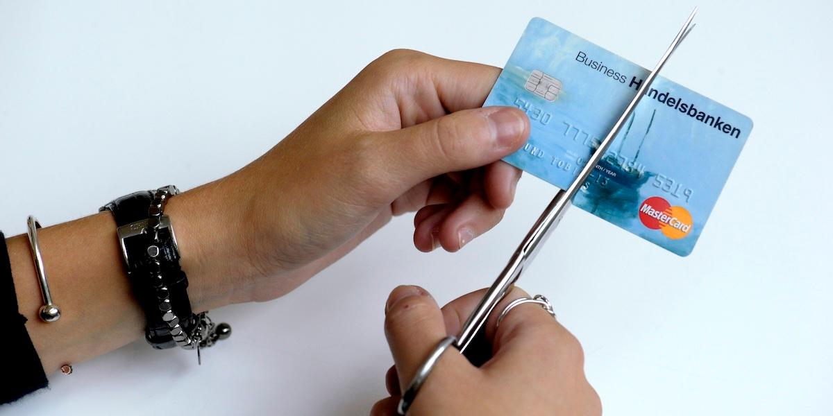 Bilden är tagen i ett annat sammanhang. Mannen i artikeln driver ett eget projekt där han lever utan bankkort, men har inte klippt dem.