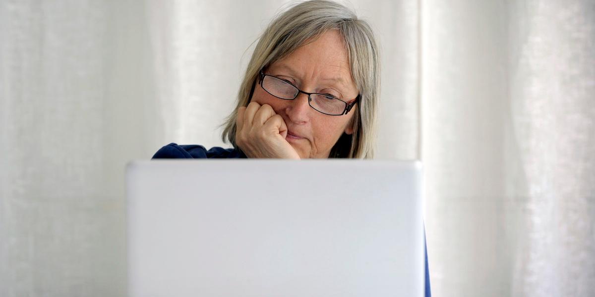 En kvinna framför en dator. Nu stärks individers möjlighet att planera och fatta medvetna beslut inför sin pension när fler kan se hela sin pension på webben.
