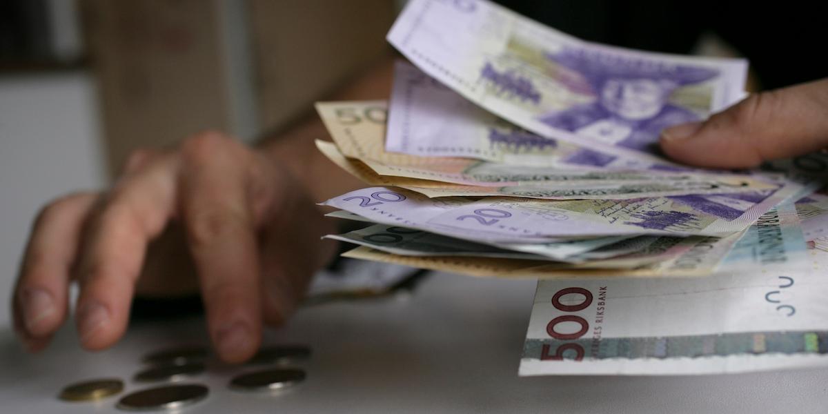 En man räknar pengar, svenska mynt och sedlar. En pensionsekonom menar du ska undvika tre saker för att din pension inte ska ätas upp utan i stället räcka till bättre.