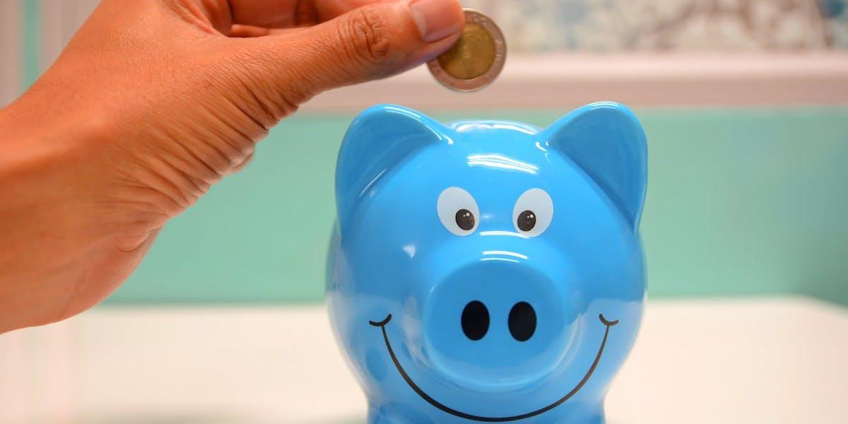 Någon lägger ett mynt i en spargris. Vill du få dina pensionspengar att växa? Nä, då är inte spargrisen någon bra idé, inte heller ett bankkonto utan sparränta. Får äldre är inte heller börsen alltid ett säkert alternativ, men det finns något som är det