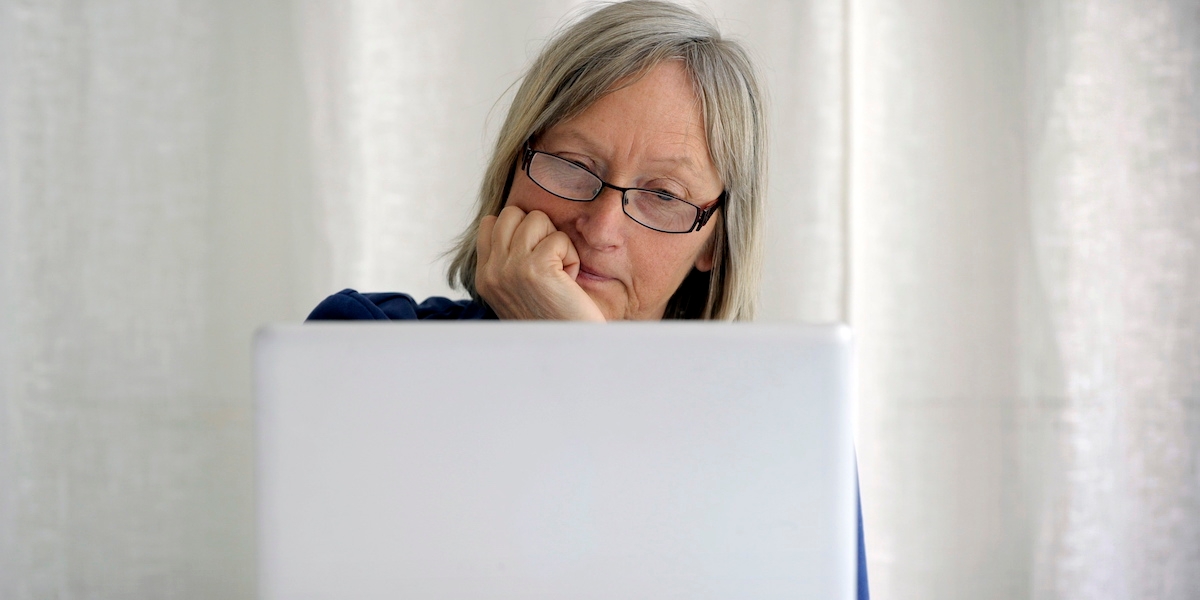 En kvinna framför en dator. Nu stärks individers möjlighet att planera och fatta medvetna beslut inför sin pension när fler kan se hela sin pension på webben.