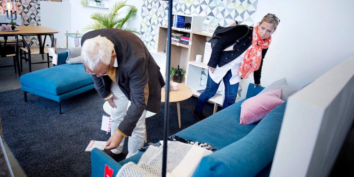 Ett par tittar på en soffa i en butik. Svenska hushåll är nu mindre pessimistiska och det senaste året har de ökat sin konsumtion, särskilt av möbler, husgeråd och nöjen.