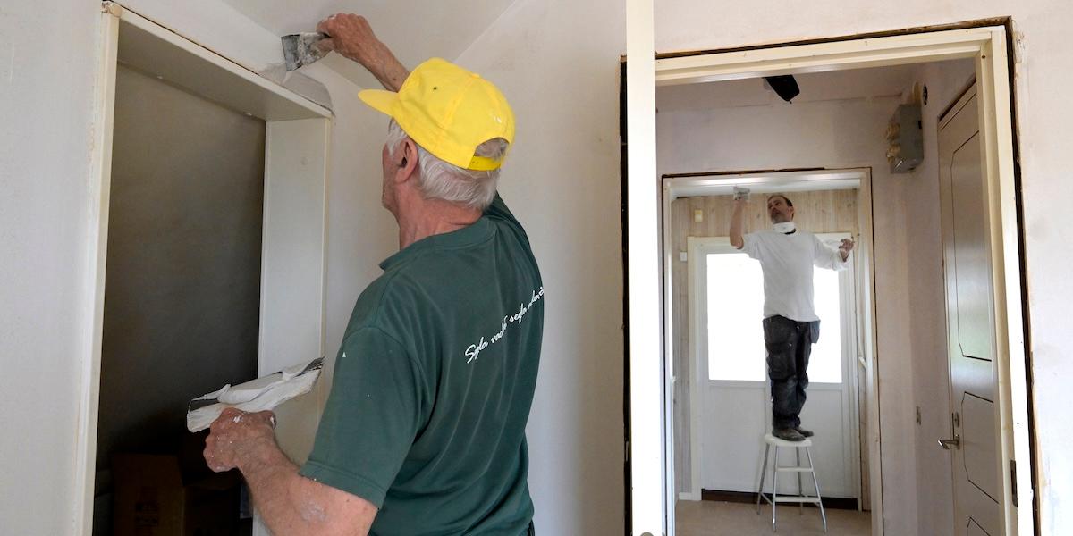 Hantverkare har fullt upp när svenskarna skyndar att nyttja ROT-avdraget innan det sänks.