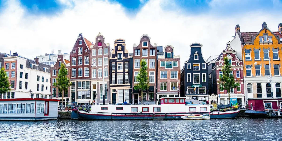Nederländerna toppar årets säkerhetsranking men turister varnas för cyklisterna i Amsterdam.