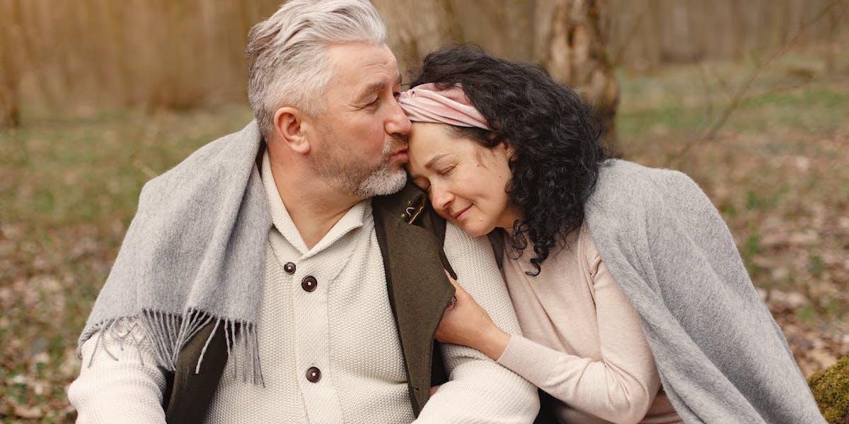 En man och en kvinna. En ny undersökning visar att 76 procent tycker att det är viktigt att deras partner har god ekonomi och att ännu fler kvinnor tycker det.