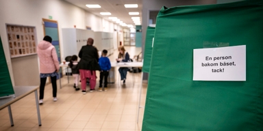 Röstning i en vallokal. Forskare har hittat ett tydligt samband mellan att inte rösta i nationella och lokala val och den framtida risken att dö