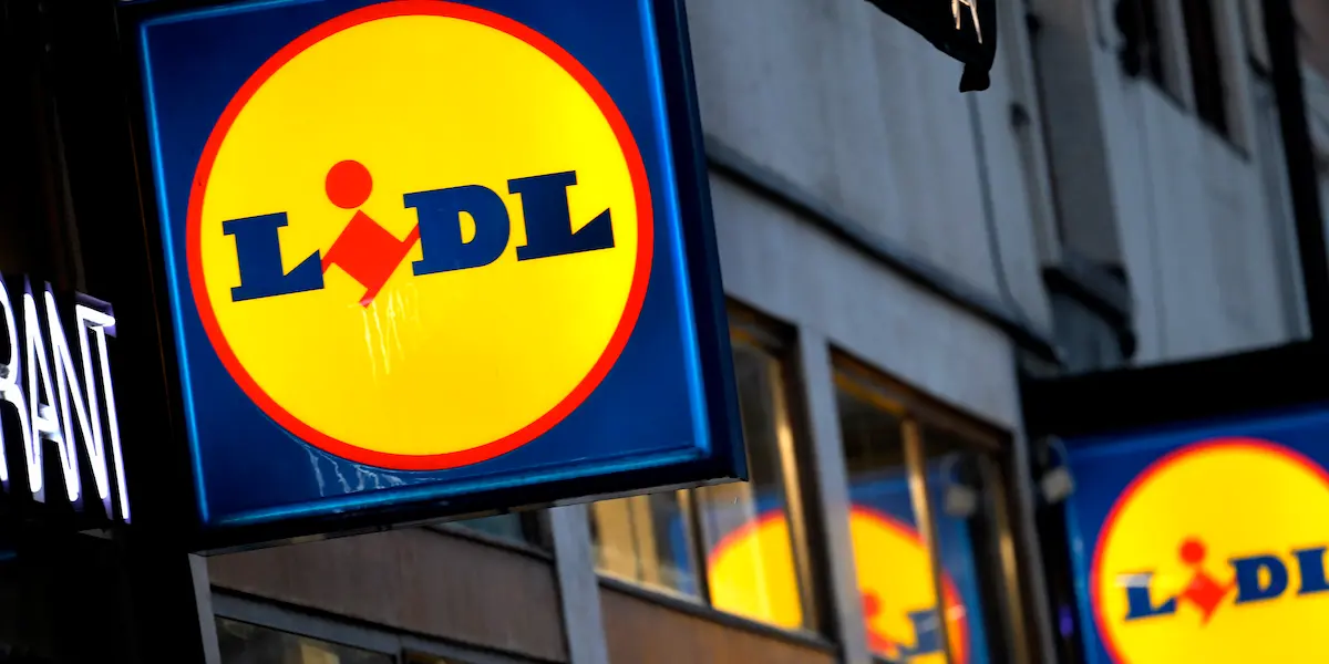 Lidl matvaruaffär vid Sveavägen i ett regnigt city. Lidl har tappat tusentals kunder det senaste året och de genomsnittssummor kunderna handlar för har minskat.